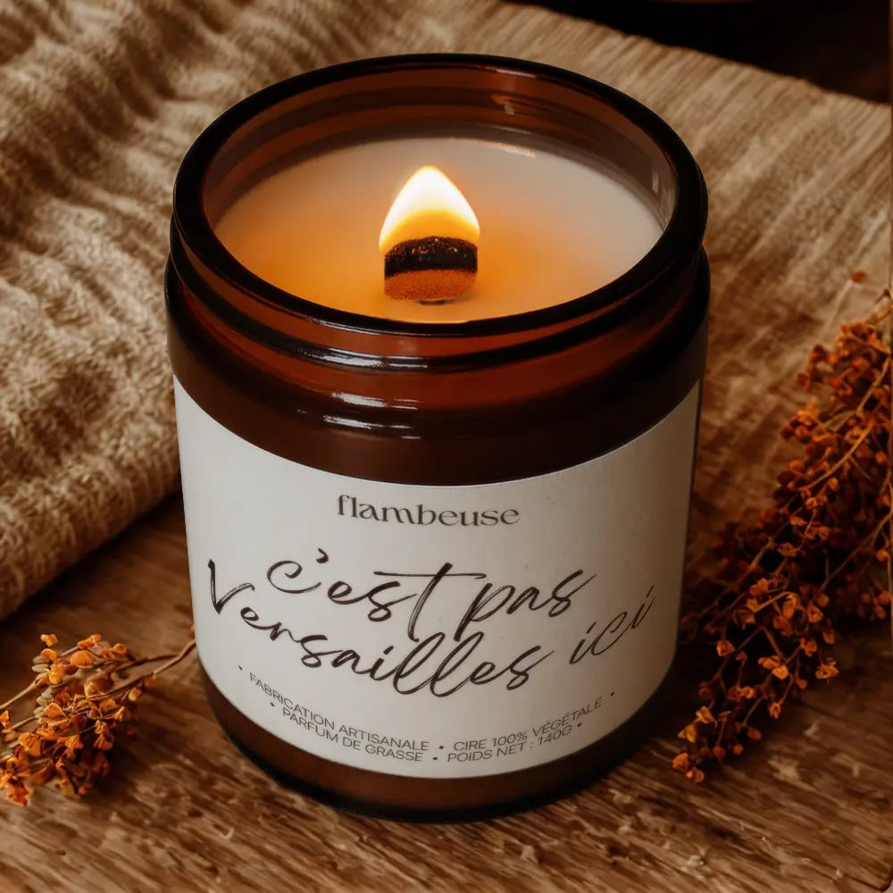 Bougie parfumée “C’est pas Versailles ici” (140 g) Flambeuse