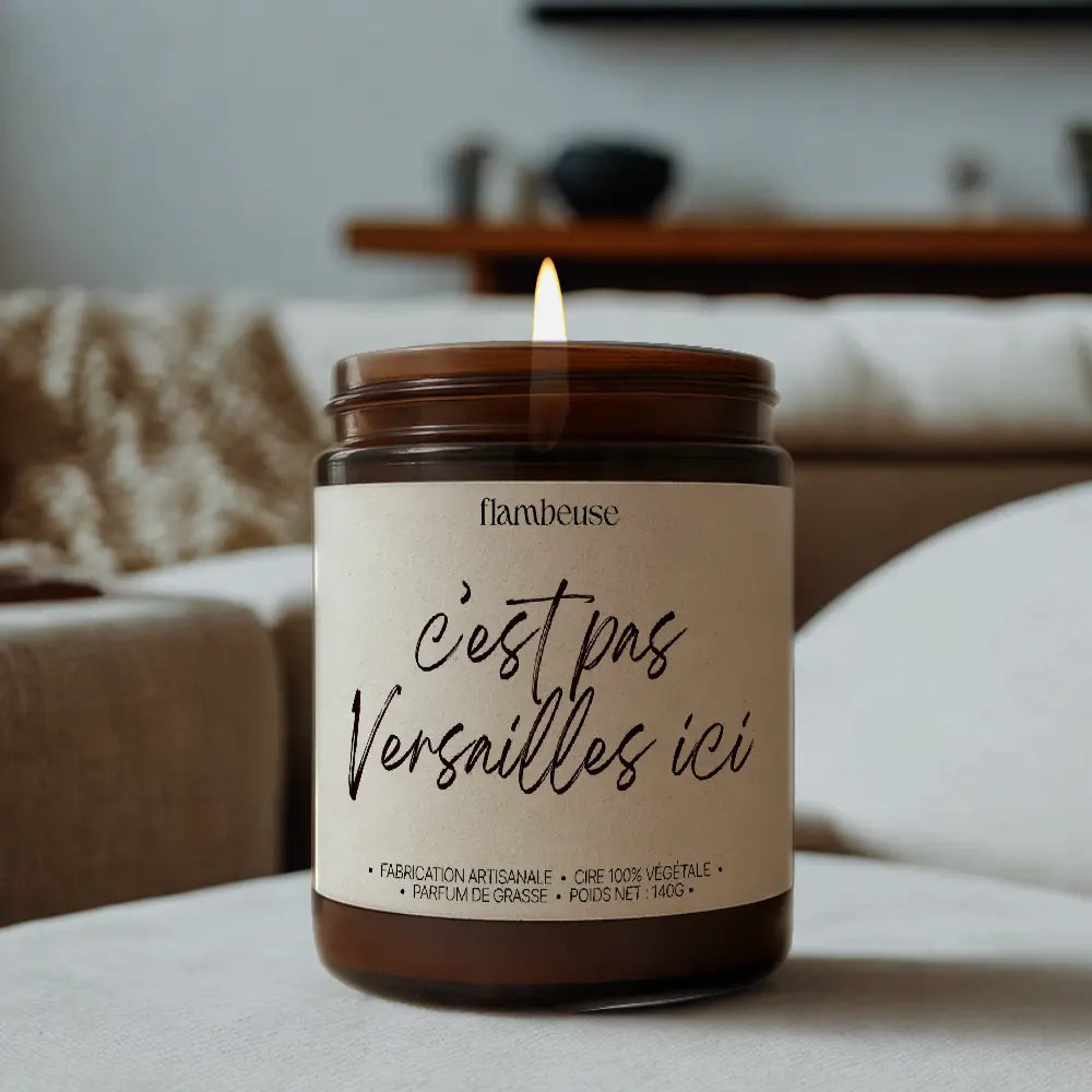 Bougie parfumée “C’est pas Versailles ici” (140 g) Flambeuse