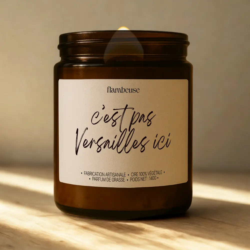 Bougie parfumée “C’est pas Versailles ici” (140 g) Flambeuse
